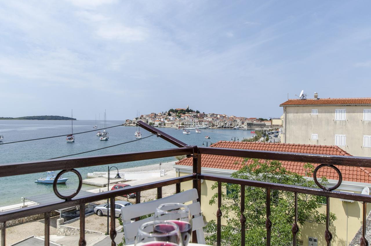 Apartment Mira Примоштен Экстерьер фото